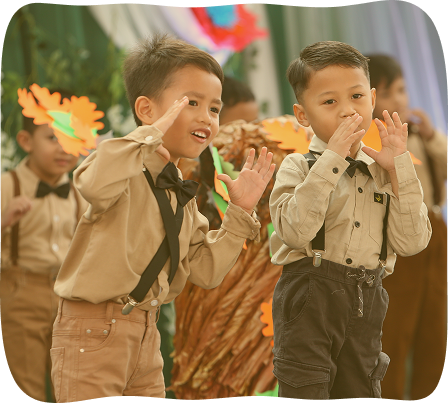 Dua murid menari dalam kegiatan sekolah