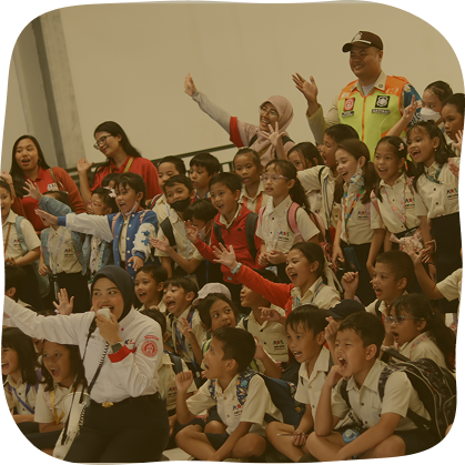 Murid bersorak bersama dalam kegiatan sekolah