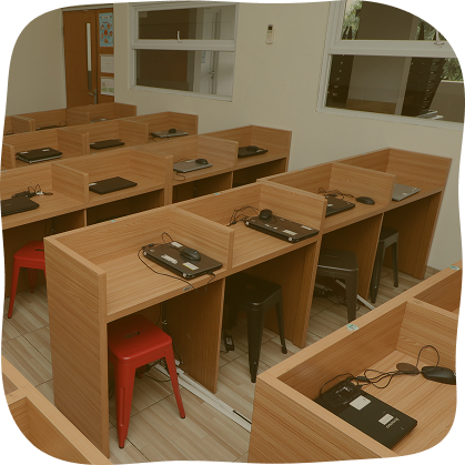 Laboratorium komputer dengan laptop di setiap meja