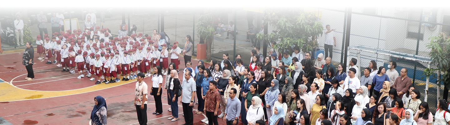 Komunitas sekolah berkumpul di lapangan