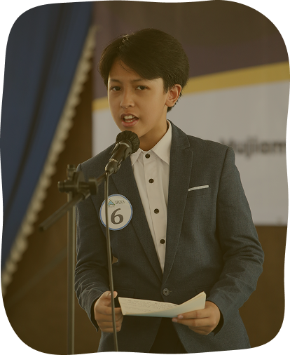 Murid berbicara di podium