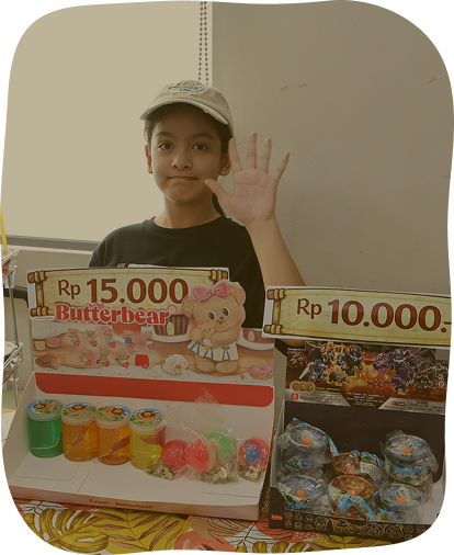 Murid di stan penjualan dengan daftar harga