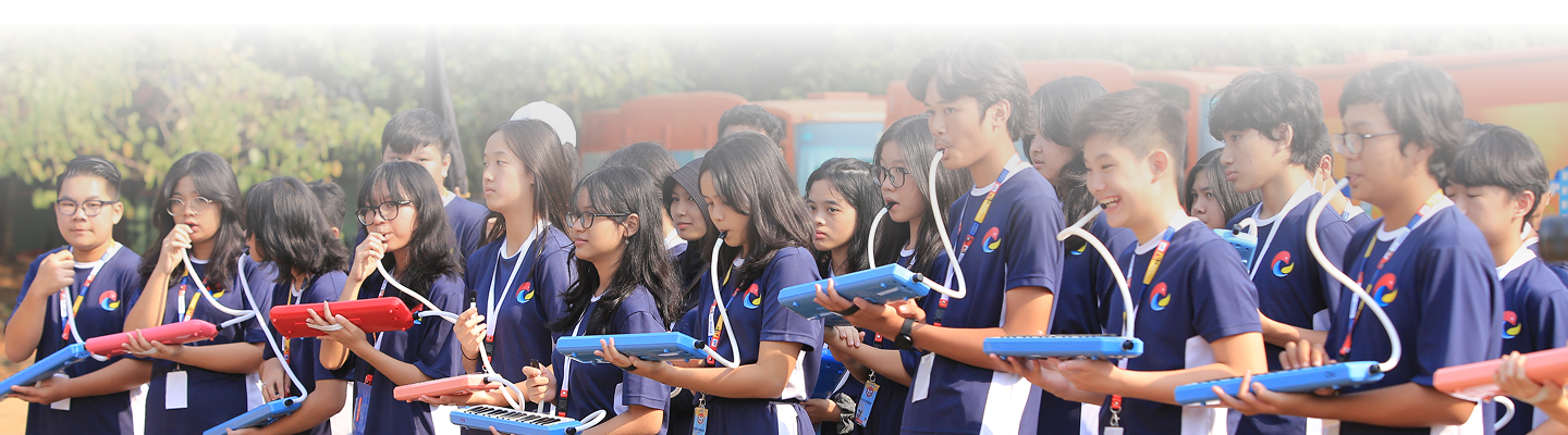 Murid memainkan melodika bersama di luar ruangan
